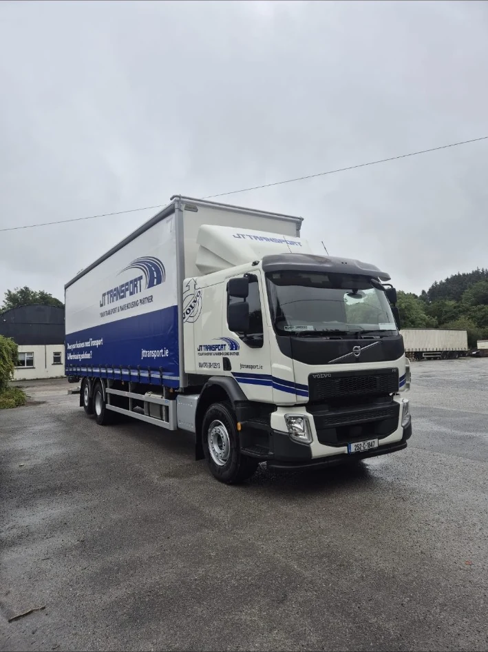 A JT-branded rigid vehicle photographed in the yard.